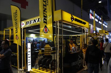 PASAY, PH - APR. 5 - Dunlop standı Makina Moto Show 'da 5 Nisan 2025 Pasay, Filipinler. Makina Moto, Filipinler 'de düzenlenen bir motosiklet fuarı.. 