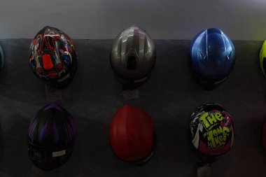 PASAY, PH - APR. 5 - Ftr miğferi Makina Moto Show 'da 5 Nisan 2025 Pasay, Filipinler' de. Makina Moto, Filipinler 'de düzenlenen bir motosiklet fuarı.. 