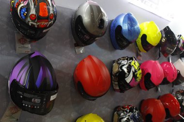 PASAY, PH - APR. 5 - Ftr miğferi Makina Moto Show 'da 5 Nisan 2025 Pasay, Filipinler' de. Makina Moto, Filipinler 'de düzenlenen bir motosiklet fuarı.. 
