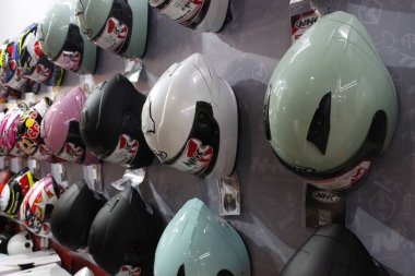 PASAY, PH - APR. 5 Nisan 2025 'te Filipinler, Pasay' da Makina Moto Show 'da Nhk miğferi. Makina Moto, Filipinler 'de düzenlenen bir motosiklet fuarı.. 