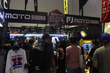 PASAY, PH - APR. 5 - 5 Nisan 2025 tarihinde Filipinler, Pasay 'da Makina Moto Show' da Moto enduro standı. Makina Moto, Filipinler 'de düzenlenen bir motosiklet fuarı.. 