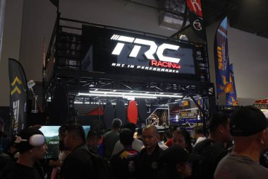 PASAY, PH - APR. 5 - Filipinler 'deki Makina Moto Show' da 5 Nisan 2025 'te Trc yarışı standı. Makina Moto, Filipinler 'de düzenlenen bir motosiklet fuarı.. 