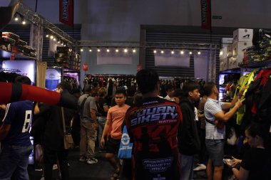 PASAY, PH - APR. 5 - Makina Moto Show 'da Casco market standı 5 Nisan 2025, Pasay, Filipinler. Makina Moto, Filipinler 'de düzenlenen bir motosiklet fuarı.. 