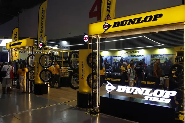 PASAY, PH - APR. 5 - Dunlop standı Makina Moto Show 'da 5 Nisan 2025 Pasay, Filipinler. Makina Moto, Filipinler 'de düzenlenen bir motosiklet fuarı.. 