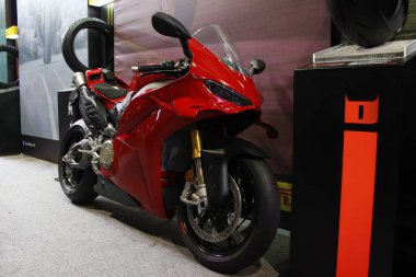 PASAY, PH - APR. 5 - Ducati panigale v4 Makina Moto Show 'da 5 Nisan 2025 Pasay, Filipinler' de. Makina Moto, Filipinler 'de düzenlenen bir motosiklet fuarı.. 
