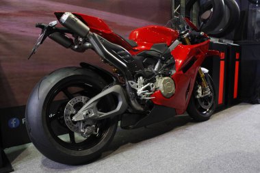 PASAY, PH - APR. 5 - Ducati panigale v4 Makina Moto Show 'da 5 Nisan 2025 Pasay, Filipinler' de. Makina Moto, Filipinler 'de düzenlenen bir motosiklet fuarı.. 