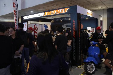 PASAY, PH - APR. 5 - Makina Moto Show 'daki Scooter deposu 5 Nisan 2025 Pasay, Filipinler. Makina Moto, Filipinler 'de düzenlenen bir motosiklet fuarı.. 