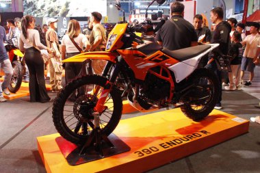 PASAY, PH - APR. 5 - Ktm 390 enduro r Makina Moto Show 'da 5 Nisan 2025 Pasay, Filipinler. Makina Moto, Filipinler 'de düzenlenen bir motosiklet fuarı.. 