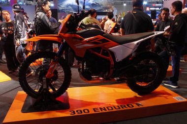 PASAY, PH - APR. 5 - Ktm 390 enduro r Makina Moto Show 'da 5 Nisan 2025 Pasay, Filipinler. Makina Moto, Filipinler 'de düzenlenen bir motosiklet fuarı.. 