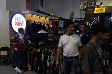 PASAY, PH - APR. 5 - Makina Moto Show 'da 5 Nisan 2025' te Pasay, Filipinler 'de tam basılı manila standı. Makina Moto, Filipinler 'de düzenlenen bir motosiklet fuarı.. 