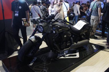 PASAY, PH - APR. 5 - Benda Darkbayrak Makina Moto Show 'da 5 Nisan 2025 Pasay, Filipinler. Makina Moto, Filipinler 'de düzenlenen bir motosiklet fuarı.. 