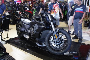 PASAY, PH - APR. 5 - Benda lfc700 Makina Moto Show 'da 5 Nisan 2025 tarihinde Pasay, Filipinler' de. Makina Moto, Filipinler 'de düzenlenen bir motosiklet fuarı.. 