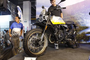PASAY, PH - APR. 5 - Fkm, 5 Nisan 2025 tarihinde Filipinler 'in Pasay kentinde yapılan Makina Moto Show' da 500 karıştırıcıyı temsil ediyor. Makina Moto, Filipinler 'de düzenlenen bir motosiklet fuarı.. 