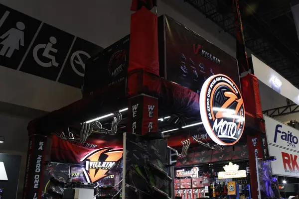 PASAY, PH - APR. 5-Z1 moto standı Makina Moto Show 'da 5 Nisan 2025 Pasay, Filipinler. Makina Moto, Filipinler 'de düzenlenen bir motosiklet fuarı.. 