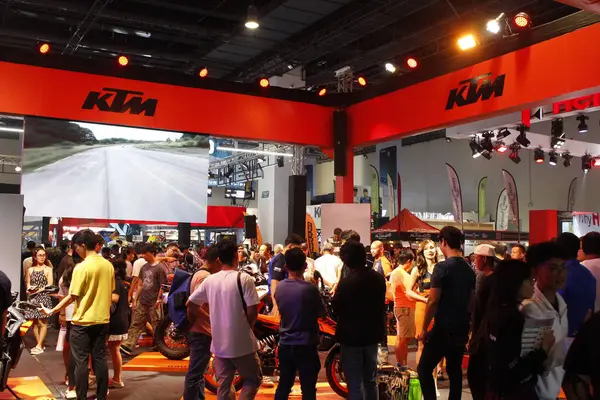 PASAY, PH - APR. 5-Ktm standı Makina Moto Show 'da 5 Nisan 2025 Pasay, Filipinler. Makina Moto, Filipinler 'de düzenlenen bir motosiklet fuarı.. 