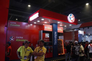 PASAY, PH - APR. 5-Caltex standı Makina Moto Show 'da 5 Nisan 2025 Pasay, Filipinler. Makina Moto, Filipinler 'de düzenlenen bir motosiklet fuarı.. 