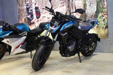 PASAY, PH - APR. 5 - Cfmoto 250 nk Makina Moto Show 'da 5 Nisan 2025 Pasay, Filipinler. Makina Moto, Filipinler 'de düzenlenen bir motosiklet fuarı.. 