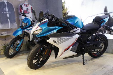 PASAY, PH - APR. 5 - Cfmoto 250 Sr Makina Moto Show 'da 5 Nisan 2025 Pasay, Filipinler. Makina Moto, Filipinler 'de düzenlenen bir motosiklet fuarı.. 