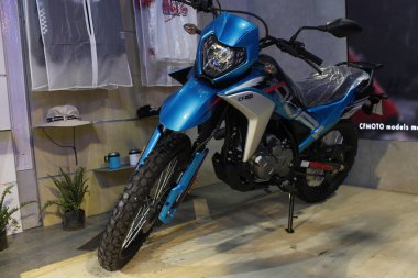PASAY, PH - APR. 5 - Cfmoto lite çift 230 Makina Moto Show 'da 5 Nisan 2025 Pasay, Filipinler. Makina Moto, Filipinler 'de düzenlenen bir motosiklet fuarı.. 