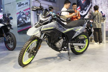 PASAY, PH - APR. 5 - Cfmoto ikili 250 Makina Moto Show 'da 5 Nisan 2025 tarihinde Pasay, Filipinler' de. Makina Moto, Filipinler 'de düzenlenen bir motosiklet fuarı.. 