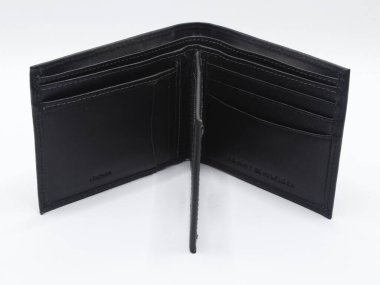 22 Şubat 2025 'te Manila, Filipinler' de Tommy Hilfiger Men 'in deri cüzdanı bloke edildi. Tommy Hilfiger, New York, ABD 'de dünya çapında bir giyim ve perakende şirketidir..