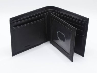 22 Şubat 2025 'te Manila, Filipinler' de Tommy Hilfiger Men 'in deri cüzdanı bloke edildi. Tommy Hilfiger, New York, ABD 'de dünya çapında bir giyim ve perakende şirketidir..