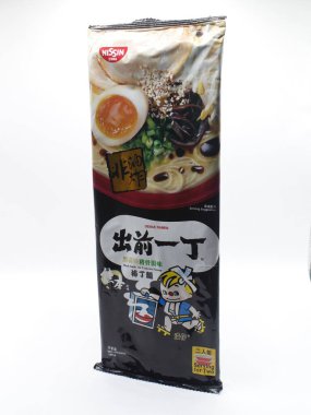 MANILA, PH - 22 Şubat - Nissin demae ramen siyah sarımsaklı tonkotsu aroması 22 Şubat 2025 tarihinde Manila, Filipinler 'de. Nissin Japonya 'da bir Japon gıda şirketidir..