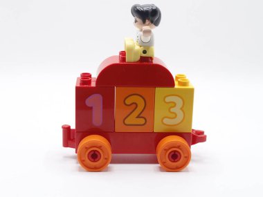 MANILA, PH - 22 Şubat 2025 tarihinde Manila, Filipinler 'de Lego tren ikilisi. Lego, Danimarka 'da plastik oyuncak üreticisi..