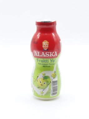 MANILA, PH - 22 Şubat - Alaska meyveli elma şişesi 22 Şubat 2025, Manila, Filipinler. Alaska Filipinler 'de bir süt ve süt ürünleri üreticisi..