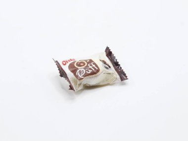 MANILA, PH - 22 Şubat - Oishi o puff çikolatalı krema 22 Şubat 2025 tarihinde Manila, Filipinler 'de marshmallow doldurdu. Oishi Filipinli bir yiyecek ve içecek üreticisi..