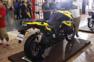 Pasay, PH - 15 Haziran - Suzuki v strom 800de Suzuki matsuri 15 Haziran 2025 tarihinde Pasay, Filipinler 'de. Suzuki, Japonya merkezli bir otomobil ve motosiklet üreticisi..