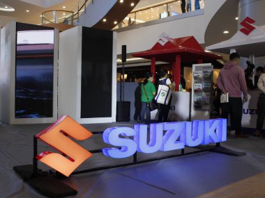 Pasay, PH - 15 Haziran - Suzuki Matsuri 'de Suzuki tabelası 15 Haziran 2025, Pasay, Filipinler. Suzuki, Japonya merkezli bir otomobil ve motosiklet üreticisi..