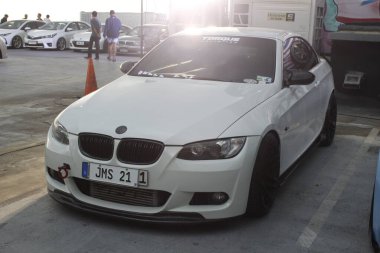PARANAQUE, PH - 15 Haziran - Bmw 335i, Stance Pilipinas 'ta üçlü araba buluşması 15 Haziran 2025' te Paranaque, Filipinler 'de. Stance Pilipinas, Filipinler merkezli bir otomobil grubu..
