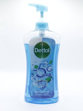 MANILA, PH - FEB 22 - 22 Şubat 2025 tarihinde Manila, Filipinler 'de antibakteriyel vücut yıkama şişesi. Dettol, Reckitt Benckiser 'a ait bir İngiliz dezenfektan ve antiseptik ürünüdür..
