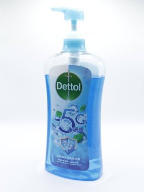 MANILA, PH - FEB 22 - 22 Şubat 2025 tarihinde Manila, Filipinler 'de antibakteriyel vücut yıkama şişesi. Dettol, Reckitt Benckiser 'a ait bir İngiliz dezenfektan ve antiseptik ürünüdür..