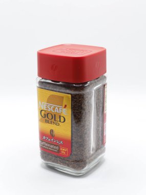 MANILA, PH - 22 Şubat - Nescafe Gold kafeinsiz kahveyi 22 Şubat 2025 tarihinde Manila, Filipinler 'de karıştırdı. Nescafe, Nestle tarafından satılan bir hazır kahve markasıdır..