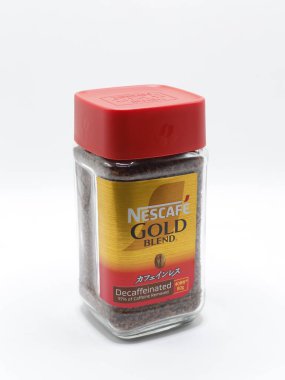 MANILA, PH - 22 Şubat - Nescafe Gold kafeinsiz kahveyi 22 Şubat 2025 tarihinde Manila, Filipinler 'de karıştırdı. Nescafe, Nestle tarafından satılan bir hazır kahve markasıdır..