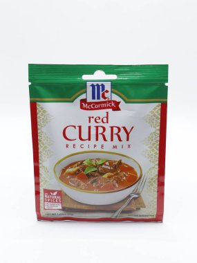 MANILA, PH - FEB 22 - McCormick kırmızı köri tarifi karışımı 22 Şubat 2025 tarihinde Manila, Filipinler 'de. McCormick dünyadaki bir bitki ve baharattır..