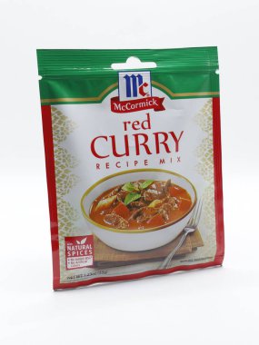 MANILA, PH - FEB 22 - McCormick kırmızı köri tarifi karışımı 22 Şubat 2025 tarihinde Manila, Filipinler 'de. McCormick dünyadaki bir bitki ve baharattır..