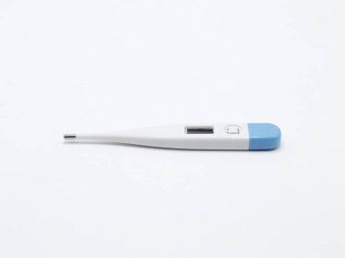 Hastanın ateşi olup olmadığını kontrol etmek için mavi-beyaz dijital termometre kullanılıyor.