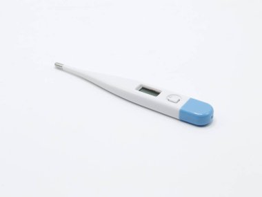 Hastanın ateşi olup olmadığını kontrol etmek için mavi-beyaz dijital termometre kullanılıyor.