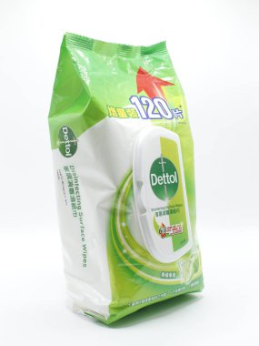 MANILA, PH-FEB 22 - 22 Şubat 2025 tarihinde Filipinler, Manila 'da dezenfekte yüzey temizliği. Dettol, antiseptik ve dezenfeksiyon için kullanılan bir İngiliz markası..