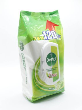 MANILA, PH-FEB 22 - 22 Şubat 2025 tarihinde Filipinler, Manila 'da dezenfekte yüzey temizliği. Dettol, antiseptik ve dezenfeksiyon için kullanılan bir İngiliz markası..