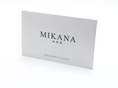 MANILA, PH-22 - Mikana, 22 Şubat 2025 tarihinde Manila, Filipinler 'de kumaş cilalıyor. Mikana, Filipinler merkezli bir Japon mücevher ve moda mağazası..