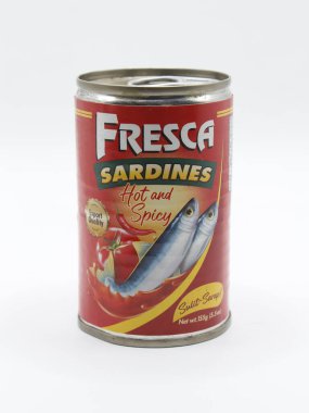 MANILA, PH - 22 Şubat - Fresca sardalyaları 22 Şubat 2025 tarihinde Manila, Filipinler 'de sıcak ve baharatlı konserve kutuları. Fresca, Filipinler 'de konserve üreticisi.