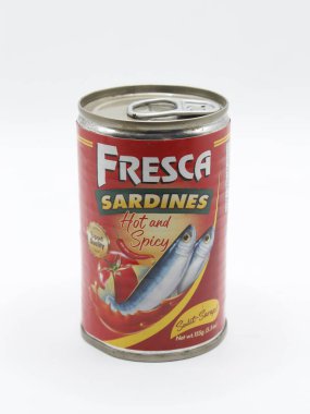 MANILA, PH - 22 Şubat - Fresca sardalyaları 22 Şubat 2025 tarihinde Manila, Filipinler 'de sıcak ve baharatlı konserve kutuları. Fresca, Filipinler 'de konserve üreticisi.