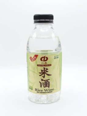 MANILA, PH - 22 Şubat - Kristal tarlaları pirinç şarabı şişesi 22 Şubat 2025 tarihinde Manila, Filipinler. Kristal tarlalar Çin merkezli bir pirinç şarabı üreticisi..