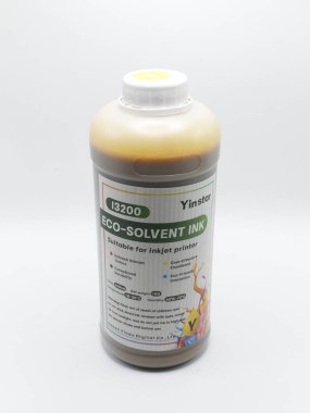 22 Şubat 2025 tarihinde Manila, Filipinler 'de Yinstar eko-çözücü sarı mürekkep şişesi. Yinstar, Çin 'de bir yazıcı ve tüketim ürünleri üreticisi..