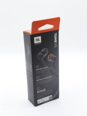 MANILA, PH - 22 Şubat - Jbl 110 kulaklık 22 Şubat 2025 tarihinde Manila, Filipinler 'de. JBL, ABD 'li bir ses ekipmanı üreticisi..