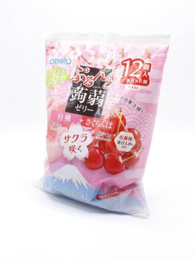 MANILA, PH - FEB 22 - Orihiro şeftali ve kiraz konjac jölesi 22 Şubat 2025 tarihinde Manila, Filipinler 'de. Orihiro, Japonya 'da bir jöle aperatifi..